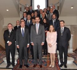Don Felipe, con los galardonados y las autoridades asistentes